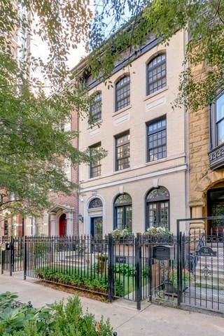 53 E Division St, Chicago, IL 60610