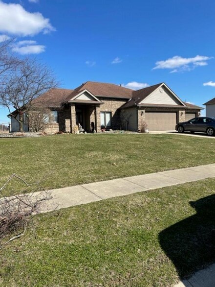 540 N Easton Dr, Angola, IN 46703