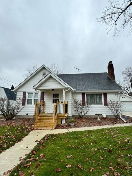 819 Garfield St, Hobart, IN 46342