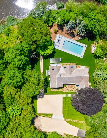 16 Walker Ct, East Quogue, NY 11942