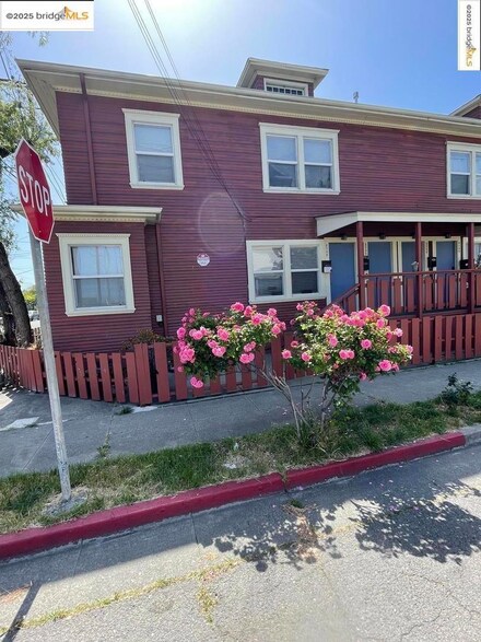 2740 Myrtle St, Oakland, CA 94607