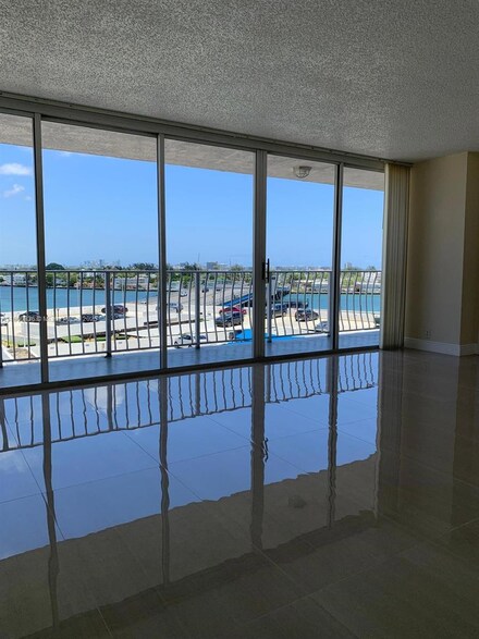 7601 E Treasure Dr Unit 714, North Bay Village, FL 33141