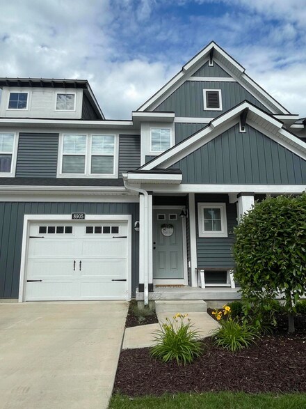 8905 Barrington Ln, Jenison, MI 49428
