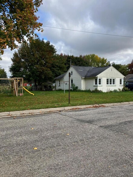 813 King St, Three Rivers, MI 49093