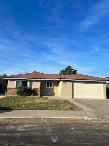 81 W San Gabriel Ave, Clovis, CA 93612