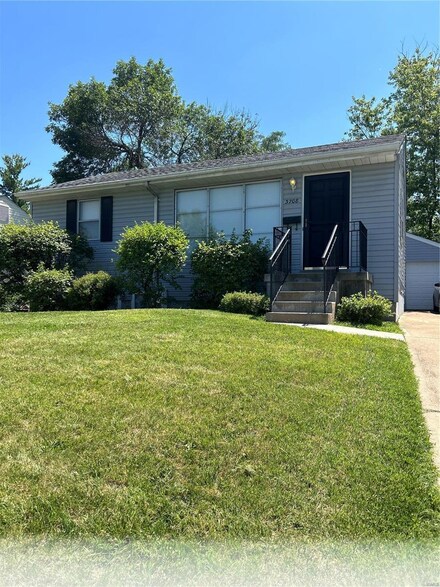 3708 Courtois St, Saint Louis, MO 63123