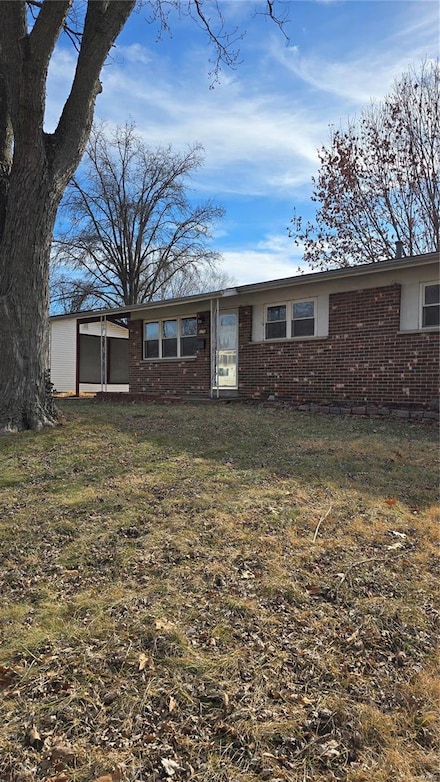 1960 Yaqui Dr, Florissant, MO 63031