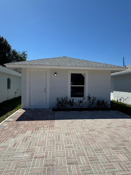 4702 Weymouth St, Greenacres, FL 33463