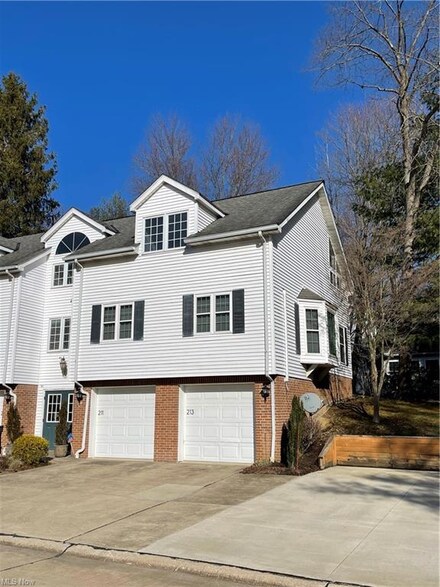 211 S Oval Dr Unit 25, Chardon, OH 44024