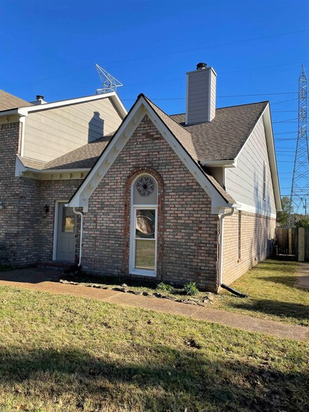 242 S Walnut Bend Rd, Cordova, TN 38018