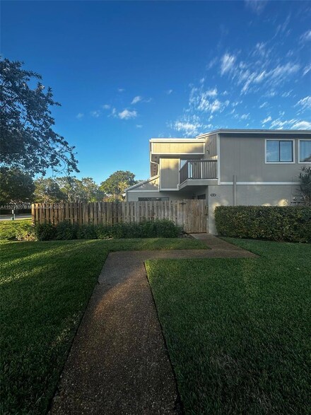 612 Commodore Dr Unit 214, Plantation, FL 33325