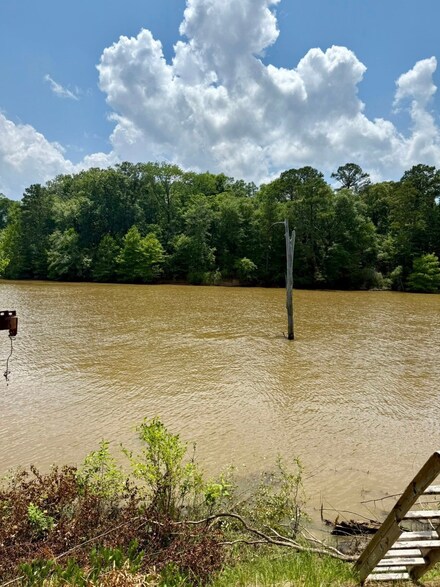 682 River Rd, Logansport, LA 71049