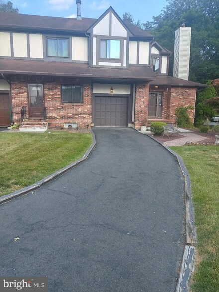 32 Cambridge Dr, Ewing, NJ 08628