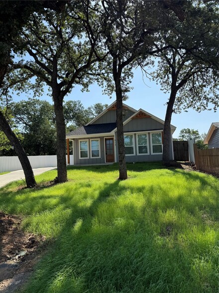 913 Benton Ave, Fort Worth, TX 76112