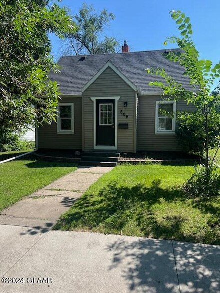 808 Central Ave NE, East Grand Forks, MN 56721