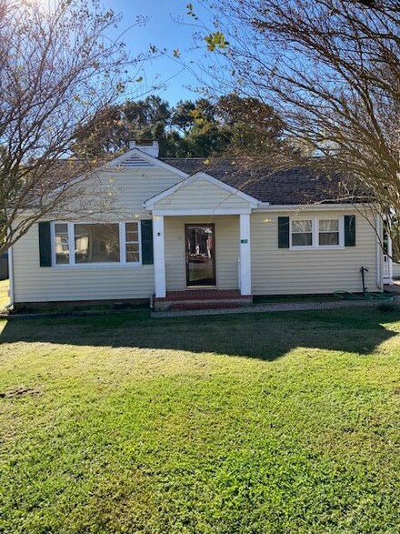 24 Cedar Ln, Kilmarnock, VA 22482