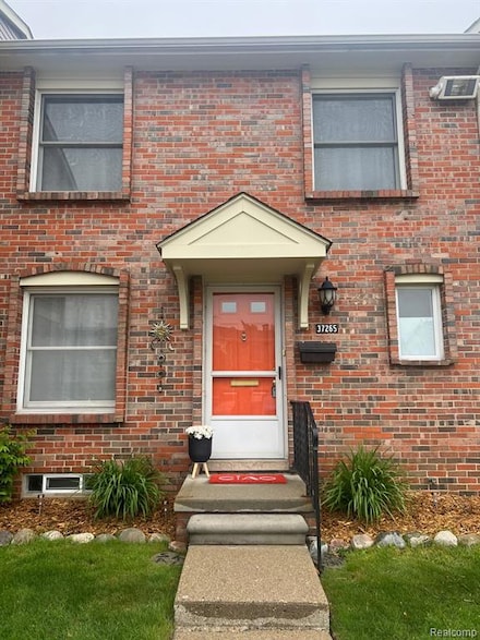 37265 Great Oaks Ct, Clinton Township, MI 48036