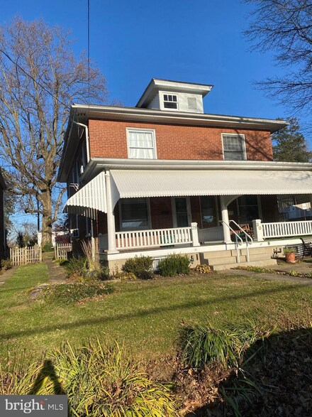28 E Pine St, Ephrata, PA 17522