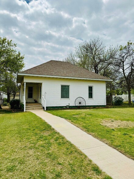 505 E Cottonwood St, Coldwater, KS 67029