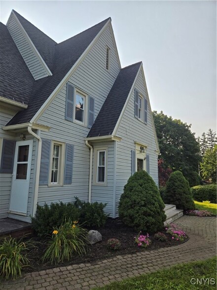 106 Hilltop Rd, Syracuse, NY 13215