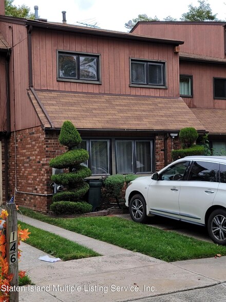 148 Gateway Dr Unit 75, Staten Island, NY 10304