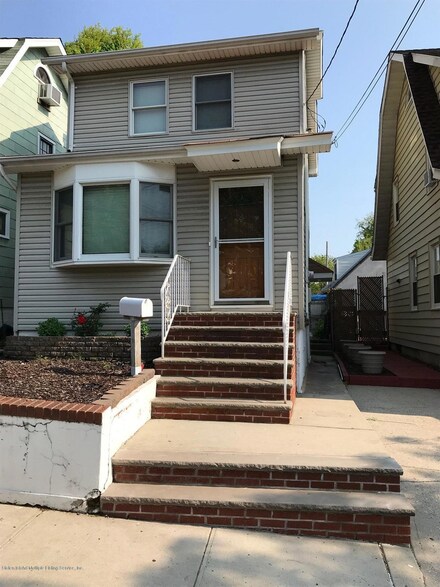7 Laurel Ave, Staten Island, NY 10304