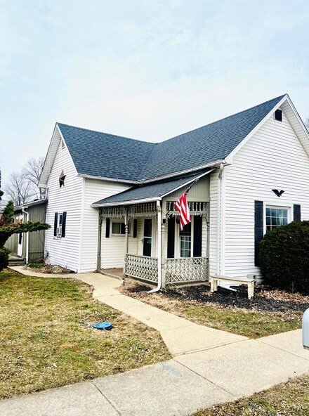 215 N Main St, New Holland, OH 43145