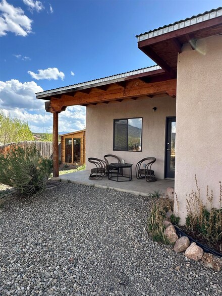 13 Valley Rd, Ranchos de Taos, NM 87557