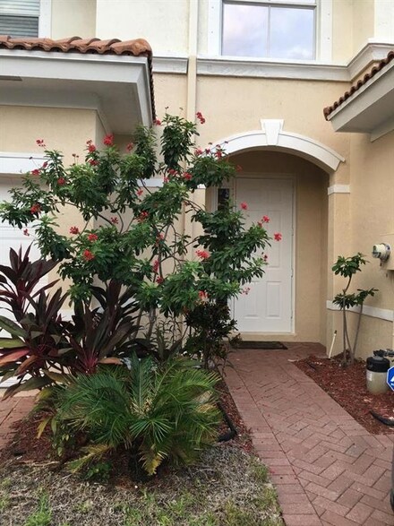 6039 Seminole Gardens Cir, Riviera Beach, FL 33418