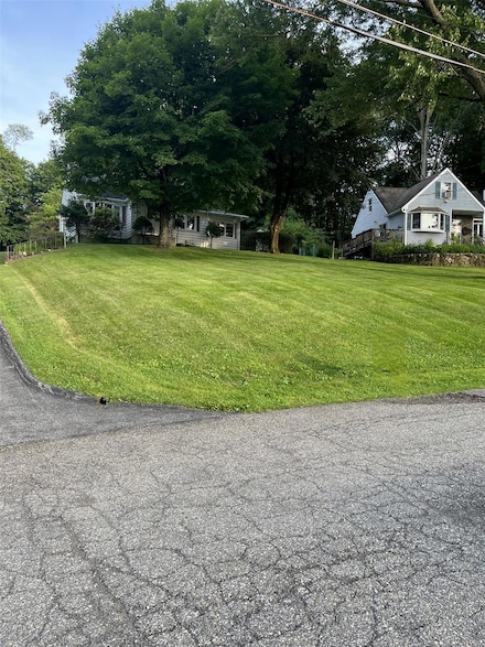 11 Crescent Dr, Cortlandt Manor, NY 10567