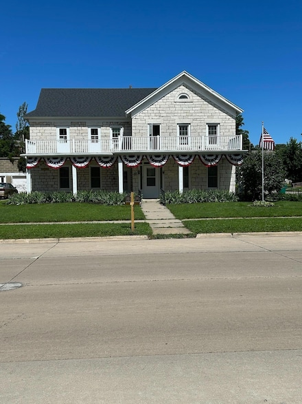 307 N Jackson St, Charles City, IA 50616