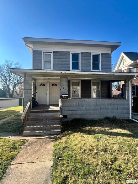 1086 N Cedar St, Galesburg, IL 61401