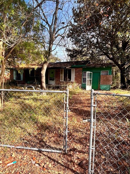 1216 Jamestown Sdr, Douglas, GA 31533