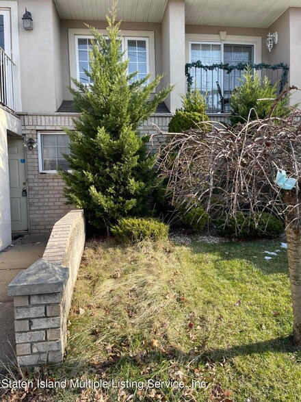 795 Rossville Ave, Staten Island, NY 10309
