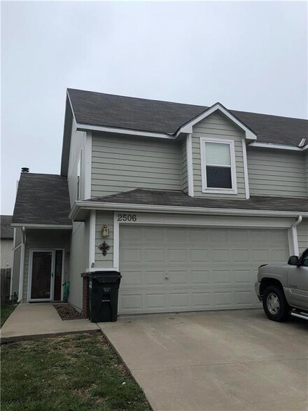 2506 Crestline Cir, Lawrence, KS 66047