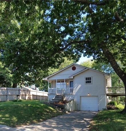 15 Valley Rd, Liberty, MO 64068