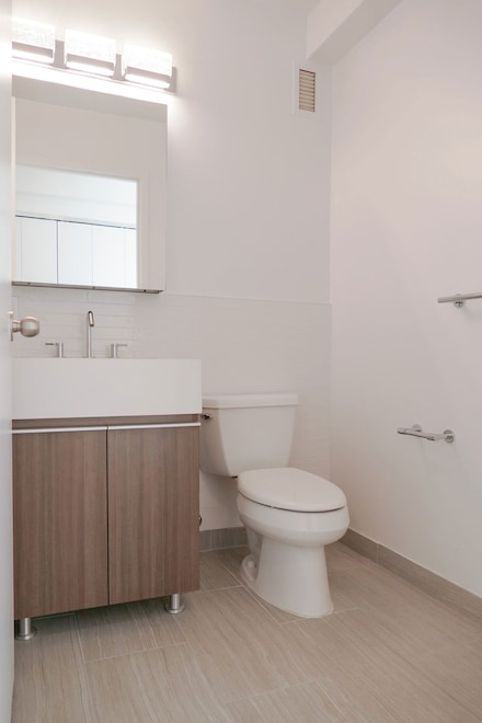 150 E 44th St Unit 42-C, New York, NY 10017