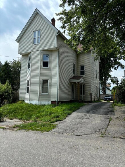 44 Summer St, Lewiston, ME 04240