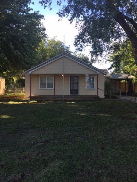 216 Locust St, Perry, OK 73077