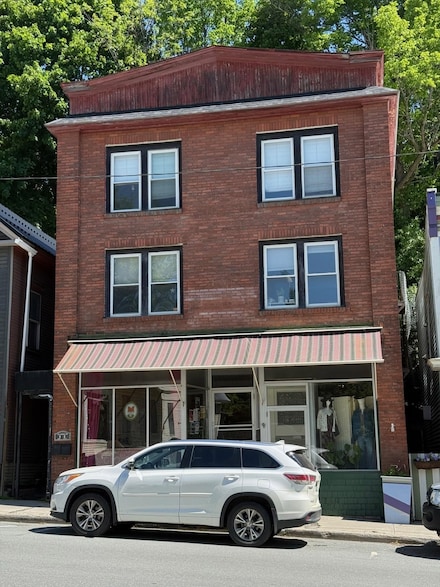 148 Eastern Ave, Saint Johnsbury, VT 05819