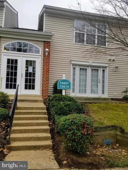 15619 Horseshoe Ln, Woodbridge, VA 22191