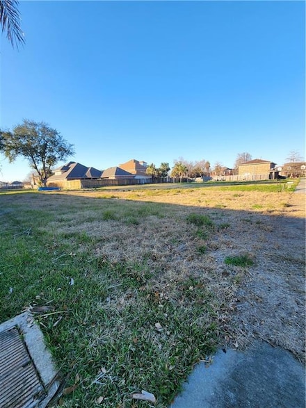 16 Queens Ct, Chalmette, LA 70043