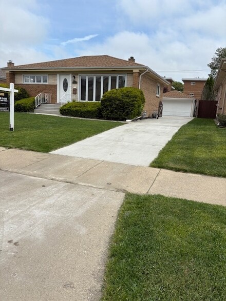 4607 Kolze Ave, Schiller Park, IL 60176