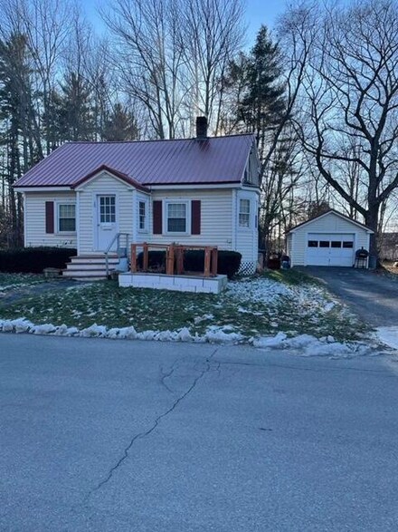15 Abbott St, Old Town, ME 04468