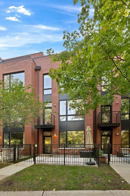 2840 N Riverwalk Dr, Chicago, IL 60618