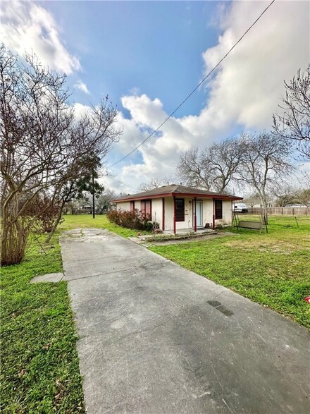 1029 Mendoza St, Corpus Christi, TX 78416