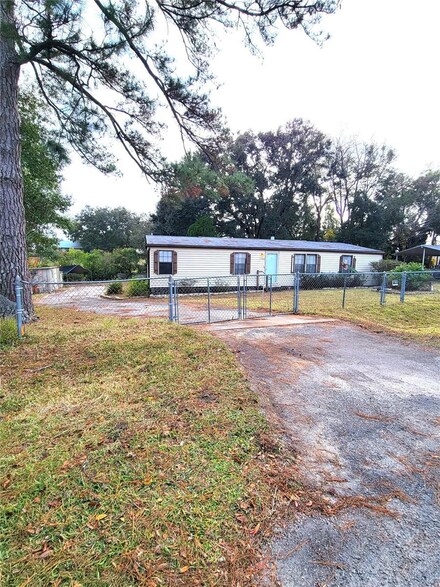 17400 SE 35th Ln, Ocklawaha, FL 32179