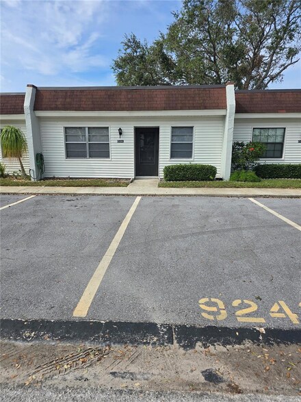 9248 Oakwood Ln, Seminole, FL 33776