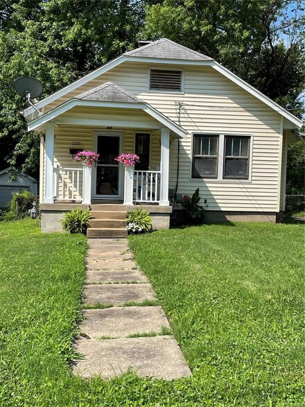 2210 Lexa Dr, Saint Louis, MO 63136