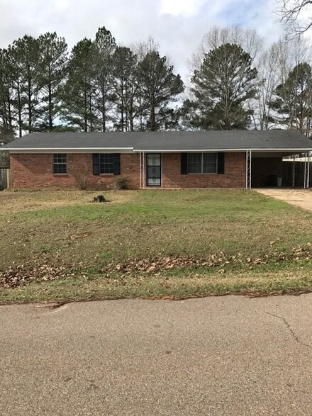 211 Jackson Ave, Carthage, MS 39051